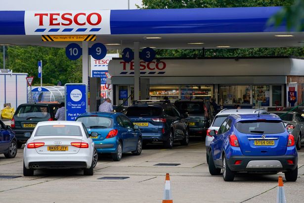 Petrol stations to set £30 fuel limit after panic-buyers storm pumps Motorists queue for fuel at a Tesco Petrol Station in Bracknell, Berkshire. Picture date: Saturday September 25, 2021.