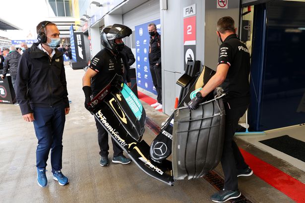 Lewis Hamilton crashes into pit wall as Lando Norris takes pole for Russian Grand Prix Lewis Hamilton's front wing change during qualifying for the Russian Grand Prix, September 2021
