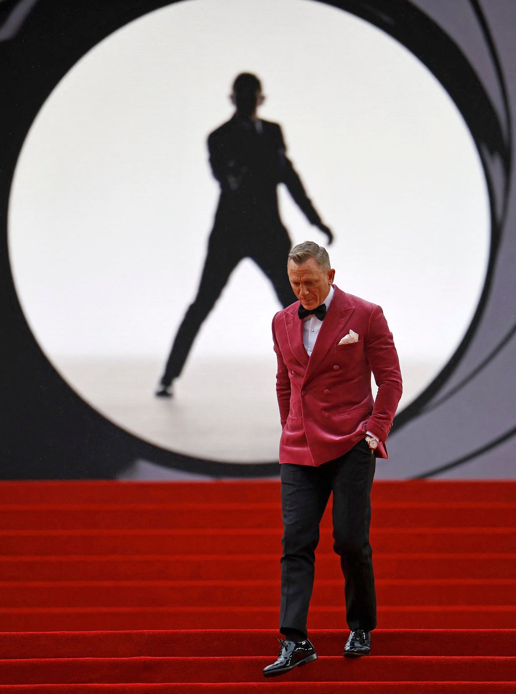Twitter goes wild for Daniel Craig’s ‘dapper’ pink suede blazer at ‘No Time To Die’ premiere