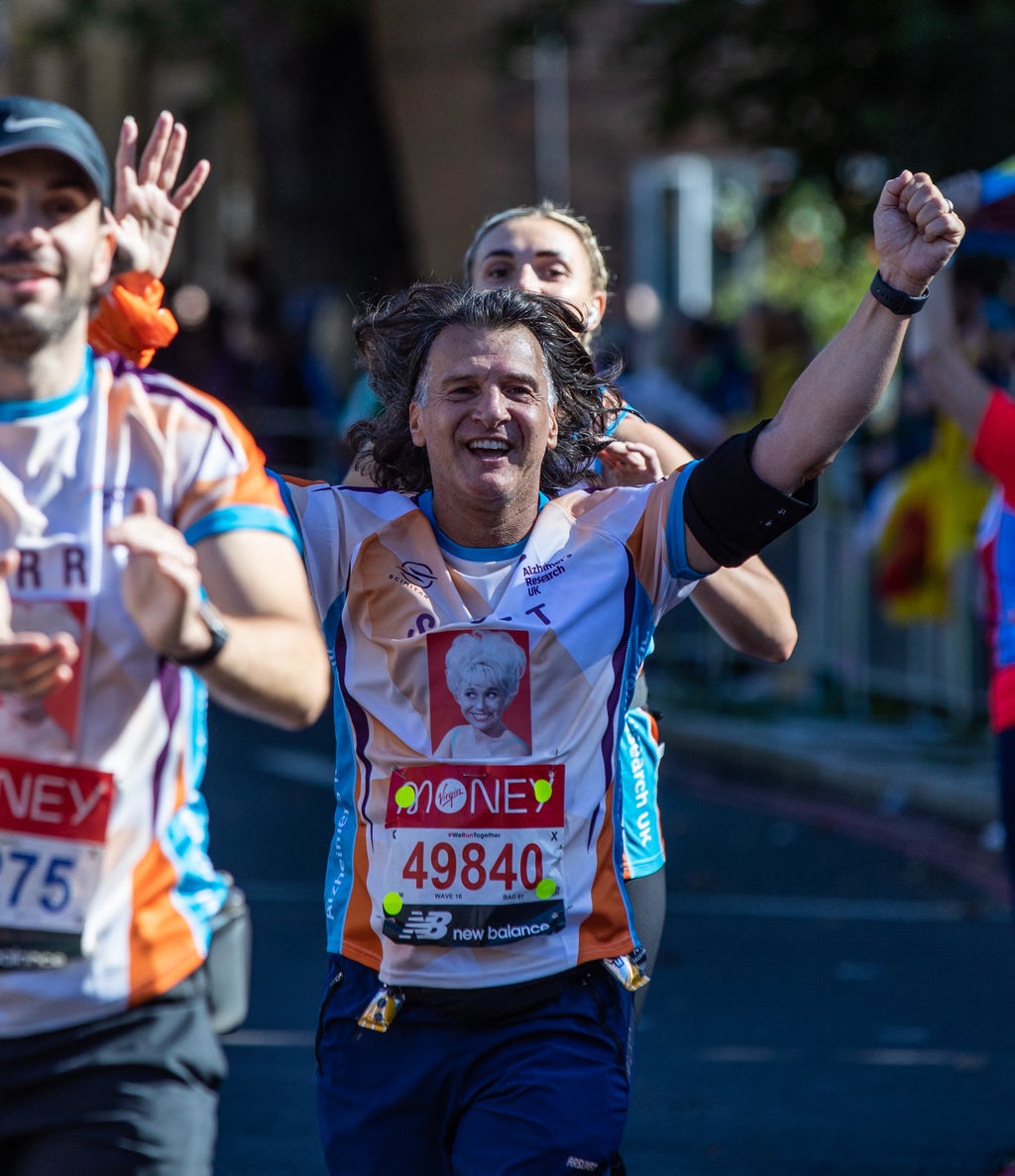 Scott Mitchell runs London Marathon wearing tribute to late wife Barbara Windsor